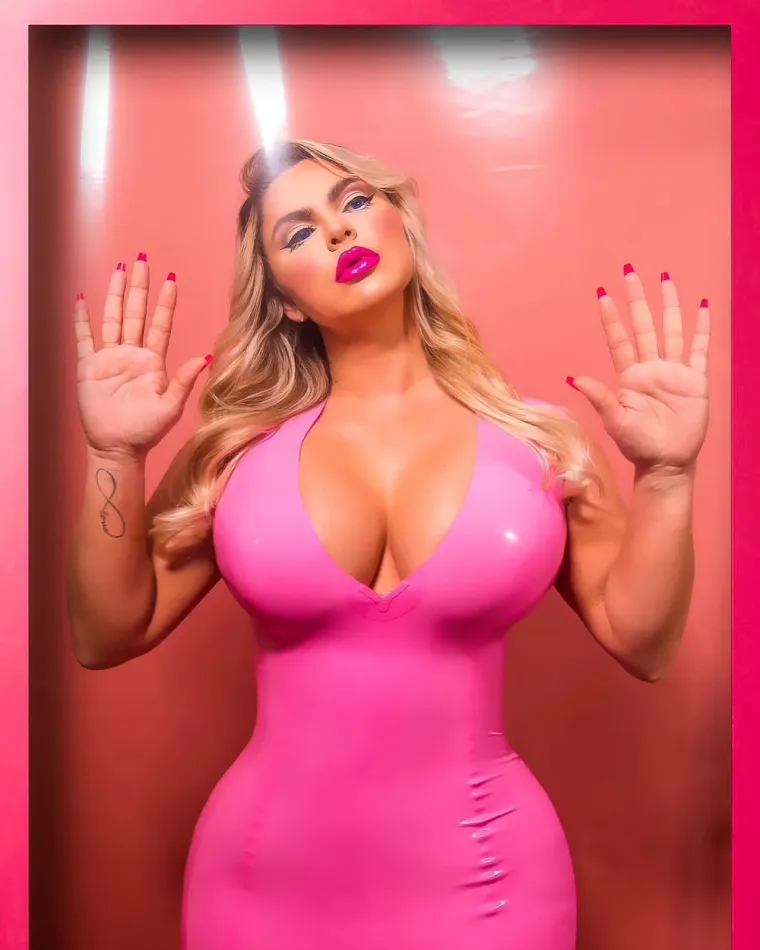 Za potrebe photosessiona odjenula je izazovnu kožnu ružičastu haljinu i pozirala unutar kutije u kojoj dolaze Barbie lutke.
"Moj cilj je prenijeti vam da ne postoje djevojke koje su savr&scaron;ene poput lutaka. Mislim da bi se trebale izrađivati realističnije lutke", objasnila je.