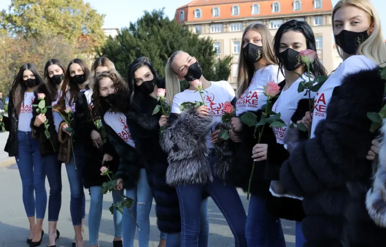 U CENTRU ZAGREBA PREDSTAVLJENE LJEPOTICE KOJE ĆE SE BORITI ZA TITULU ‘KRALJICE HRVATSKE’: U njihovom društvu bio je i Bandić