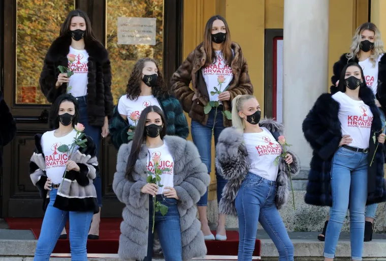 Sve su djevojke nosile za&scaron;titne maske, traperice, bunde i bijele majice s natpisom 'Kraljica Hrvatske'. Za poziranje su uglavnom odabrale &scaron;tikle, a bilo je i nekih hrabrijih cura koje su se odlučile za sandale na petu.