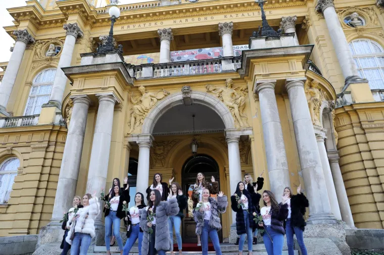 U CENTRU ZAGREBA PREDSTAVLJENE LJEPOTICE KOJE ĆE SE BORITI ZA TITULU &lsquo;KRALJICE HRVATSKE&rsquo;: U njihovom dru&scaron;tvu bio je i Bandić
