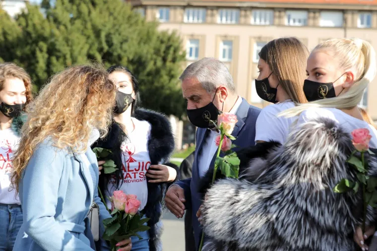 Ljepotice je posjetio i zagrebački gradonačelnik MIlan Bandić koji je s njima spremno pozirao.