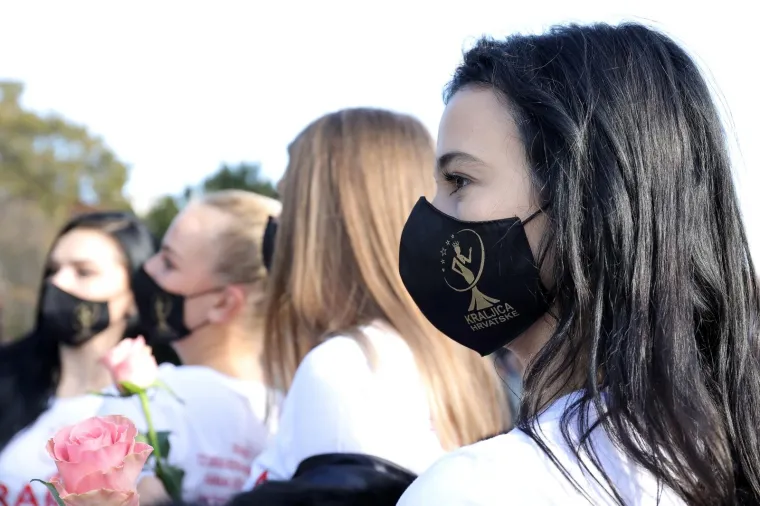 Pred zagrebačkim HNK danas je održano predstavljanje 14 djevojaka koje će se natjecati za titulu Kraljice Hrvatske 10. prosinca u Rovinju.