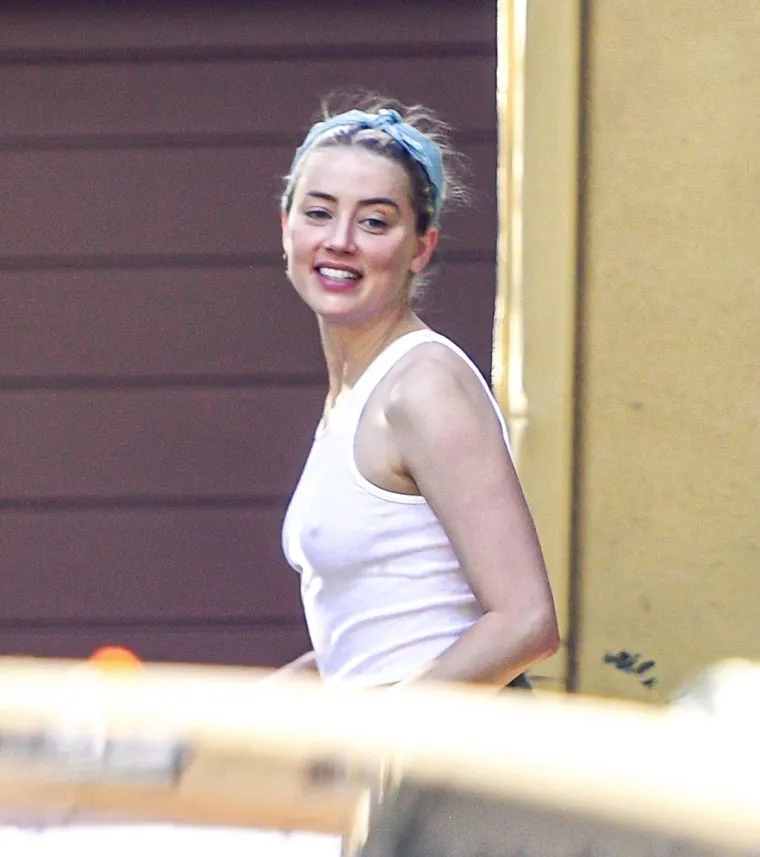 Glumicu su nedavno snimili paparazzi ispred njenog doma. Čekala je dostavljača hrane i pritom nije skidala osmijeh s lica.