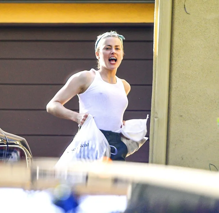 DEPPOVA BIV&Scaron;A NE SKIDA OSMIJEH S LICA NAKON PRESUDE U NJENU KORIST: Dostavljača čekala u majici ispod koje nije nosila grudnjak