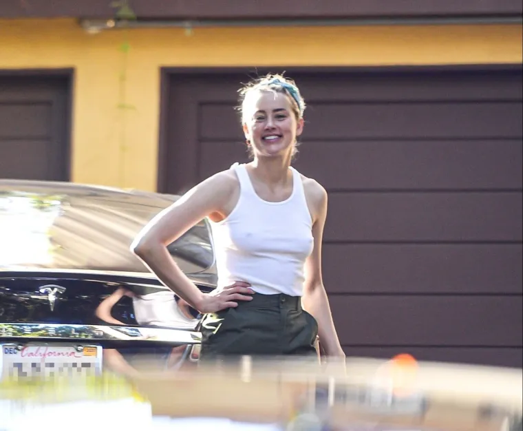 Bila je u pomalo 'kućnom' izdanju pa je iza&scaron;la u bijeloj majici bez grudnjaka ispod koje su joj se nazirale bradavice.