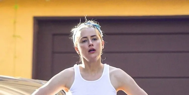 DEPPOVA BIV&Scaron;A NE SKIDA OSMIJEH S LICA NAKON PRESUDE U NJENU KORIST: Dostavljača čekala u majici ispod koje nije nosila grudnjak