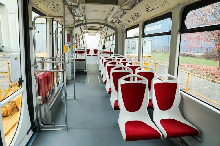 Unutrašnjost se razlikuje od zagrebačkih tramvaja po dvostrukom redu sjedala u srednjem segmentu tramvaja. Primjetni su i veći bočni informativni ekrani te povećan broj zvučnika. Za razliku od zagrebačkog tramvaja, latvijski ima manje prostora za invalidska ili dječja kolica. Foto: Emica Elveđi/PIXSELL