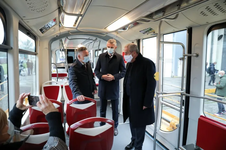 Nakon predstavljanja, tramvaj je pažljivo razgledao i zagrebački gradonačelnik Milan Bandić. Foto: Emica Elveđi/PIXSELL