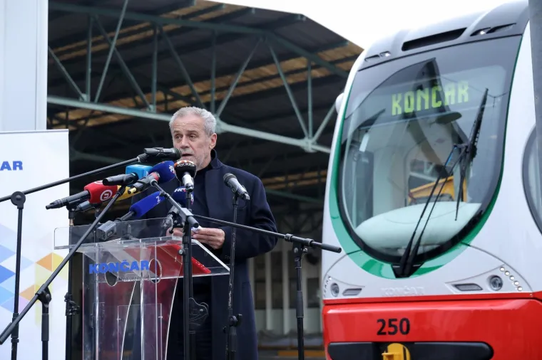 Predsjednik Uprave Končar - Električnih vozila Josip Ninić izjavio je da su u tramvaj ugrađena brojna Končareva rješenja za ključne podsustave, kao što su glavni elektromotorni pogon, sustavi pomoćnih napajanja, sustavi upravljanja i komunikacija, čelične konstrukcije kolnih ormara, okretna postolja i brojni drugi.  Osim poduzeća Končar grupe, u realizaciji ovog projekta sudjeluju deseci gospodarstvenika iz Hrvatske, napomenuo je Ninić.  Istaknuo je i da je riječ o vozilu koje je u potpunosti niskopodno, bez stepenica te s ravnim podom cijelom dužinom putničkog prostora, što je posebice važno za korisnike javnog gradskog prijevoza s poteškoćama u kretanju, kao i za majke s djecom u kolicima. Foto: Emica Elveđi/PIXSELL