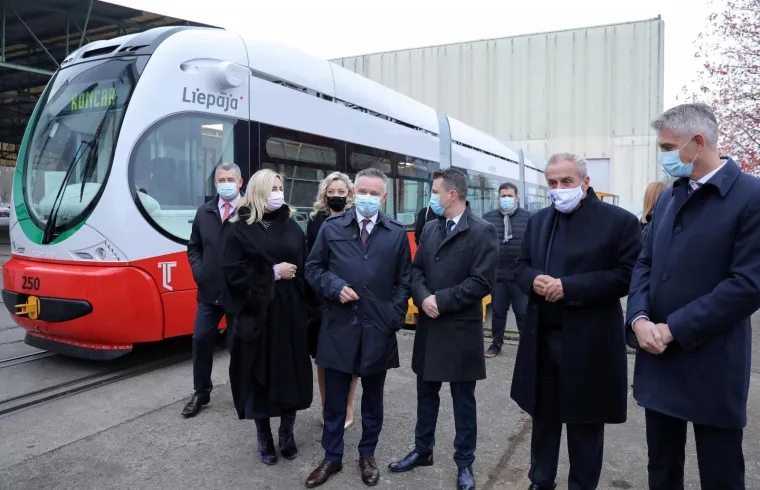Suradnja je počela u studenome 2018. kad je potpisan ugovor za isporuku šest niskopodnih tramvaja, dok je drugi ugovor, za još šest tramvaja, u kolovozu ove godine. Pritom je nabava vozila, u visini 85 posto vrijednosti, sufinancirana iz fondova EU-a. Liepaja je treći po veličini grad u Latviji s malo više od 70.000 stanovnika i nalazi se na obali Baltika. Ima jednu tramvajsku liniju koju trenutno opslužuje 13 tramvaja tipa Tatra KT-4 kakvi se mogu vidjeti i na zagrebačkim ulicama, a u sklopu modernizacije njihova javnog prijevoza, osim nabavke novih tramvaja, najavljeno je i širenje tramvajske mreže, a već se radi i na modernizaciji spremišta tramvaja. Foto: Emica Elveđi/PIXSELL