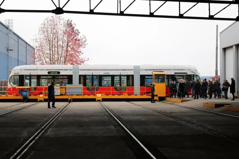 Tvrtka Končar - Električna vozila u ponedjeljak je predstavila prvi niskopodni električni tramvaj od 12 ugovorenih, koji će prometovati ulicama latvijskog grada Liepaje, pri čemu vrijednost dva ugovora za te tramvaje iznosi oko 18 milijuna eura.  Kako je istaknuto u pogonu tvrtke na zagrebačkom Jankomiru prilikom predstavljanja tramvaja uoči isporuke, on je namijenjen javnom gradskom prijevozu grada Liepaje na obali Baltičkog mora, a ovo je isporuka prvog od ukupno dvanaest ugovorenih tramvaja za latvijskog kupca, pri čemu je njihova proizvodnja definirana u dva ugovora. Foto: Emica Elveđi/PIXSELL