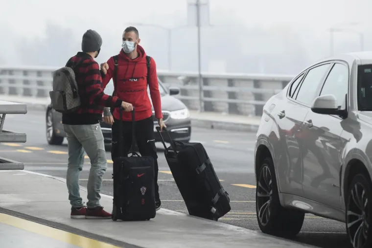 [FOTO] OR&Scaron;IĆ U 'PILI' DO&Scaron;AO NA AERODROM: Ovako je to izgledalo jutros prije polaska u Istanbul