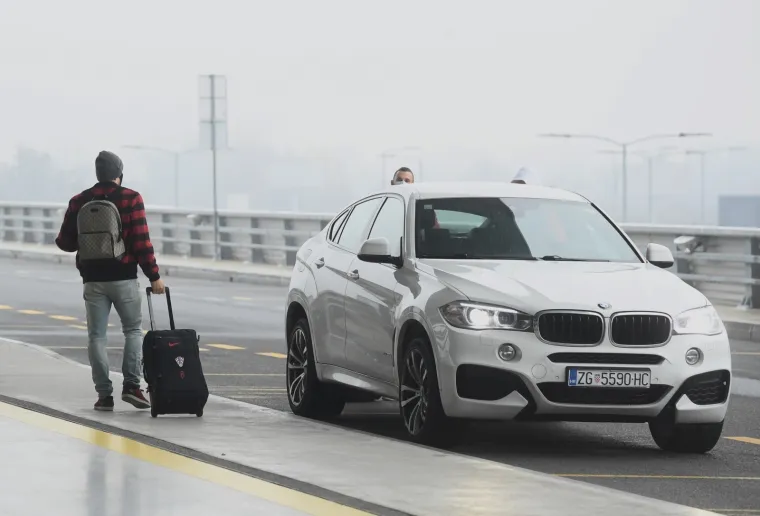 Za spomenuti kako izborniku Zlatku Daliću nedostaju prvi vratar Livaković, napadač Petković, ove sezone najbolji hrvatski napadač Kramarić, Ante Rebić i sjajni desni bočni &Scaron;ime Vrsaljko, a zbog dva žuta kartona protiv &Scaron;vedske u Ligi nacija pravo nastupa nema ni stoper Dejan Lovren, koji u Tursku stiže kao novi kapetan Zenita.