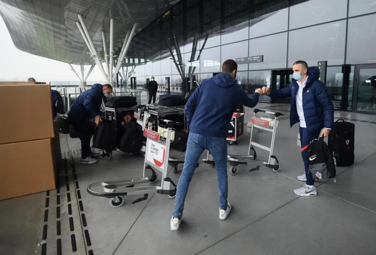 [FOTO] OR&Scaron;IĆ U 'PILI' DO&Scaron;AO NA AERODROM: Ovako je to izgledalo jutros prije polaska u Istanbul