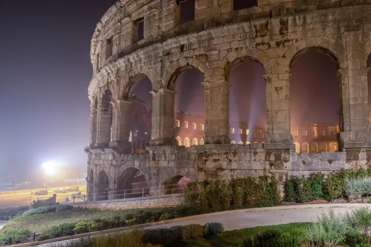 Bajkoviti prizori pulske Arene u magli