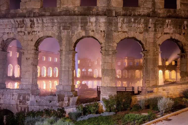 Bajkoviti prizori pulske Arene u magli