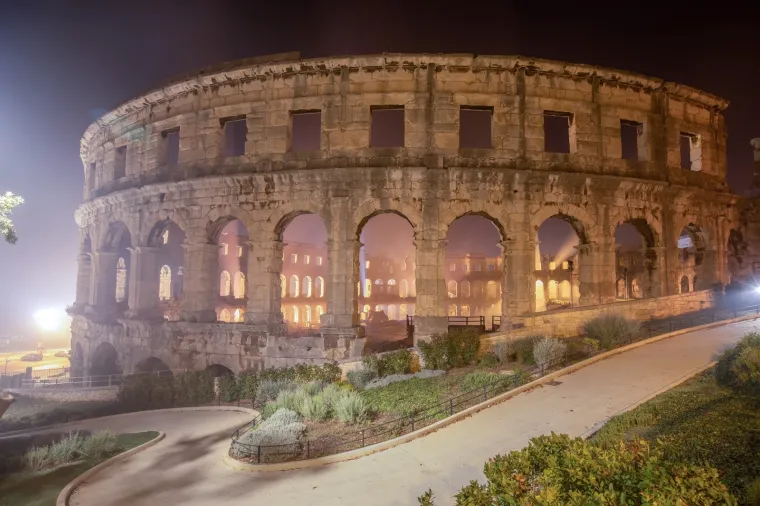 Bajkoviti prizori pulske Arene u magli