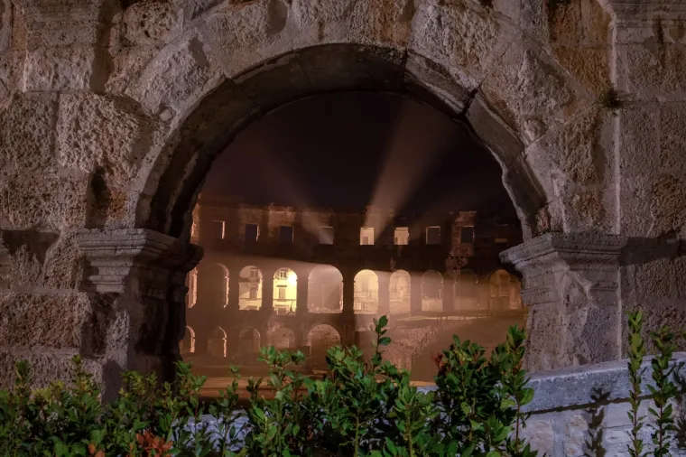 Bajkoviti prizori pulske Arene u magli