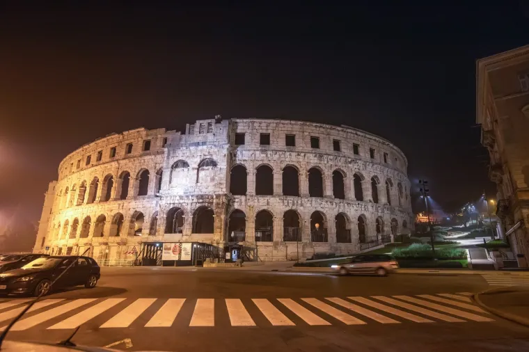 Bajkoviti prizori pulske Arene u magli