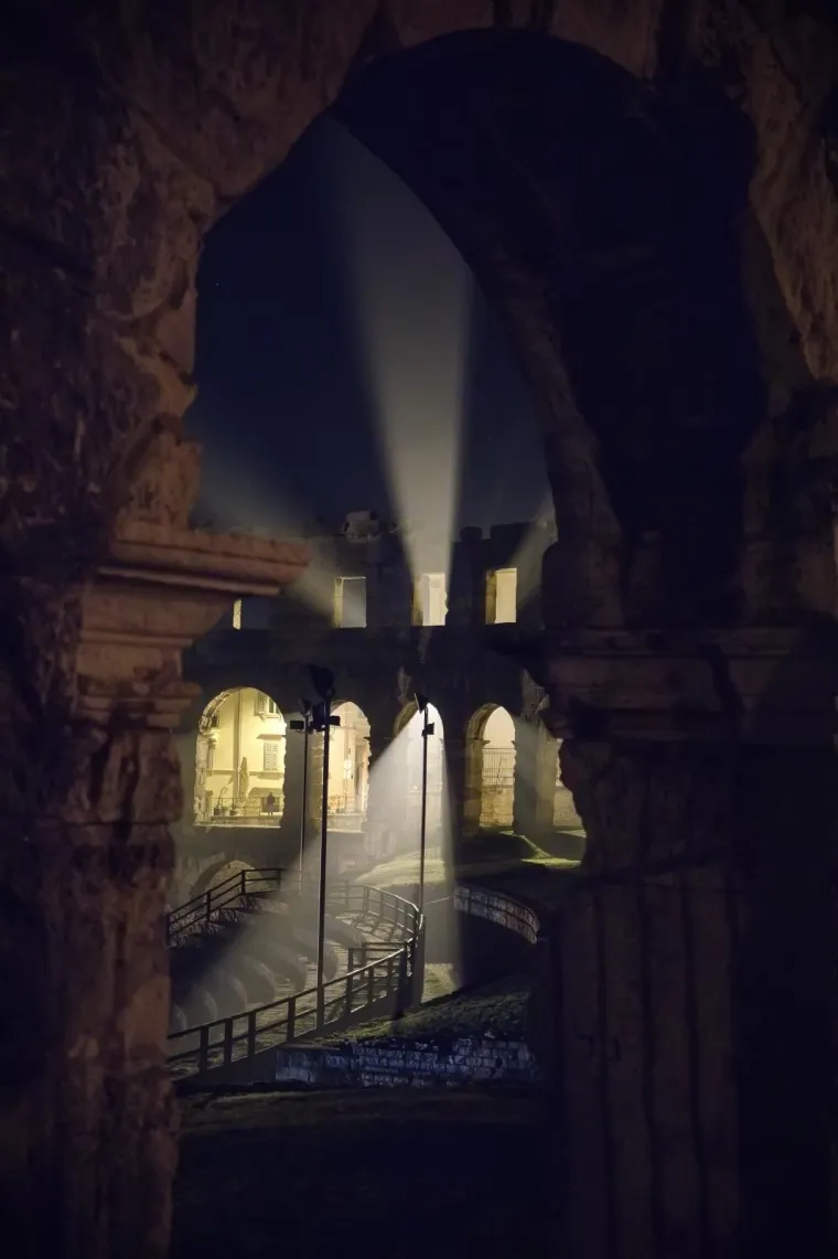 Bajkoviti prizori pulske Arene u magli