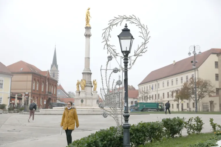 Zagreb se priprema za Božić: Na Kaptolu postavljeni ukrasi