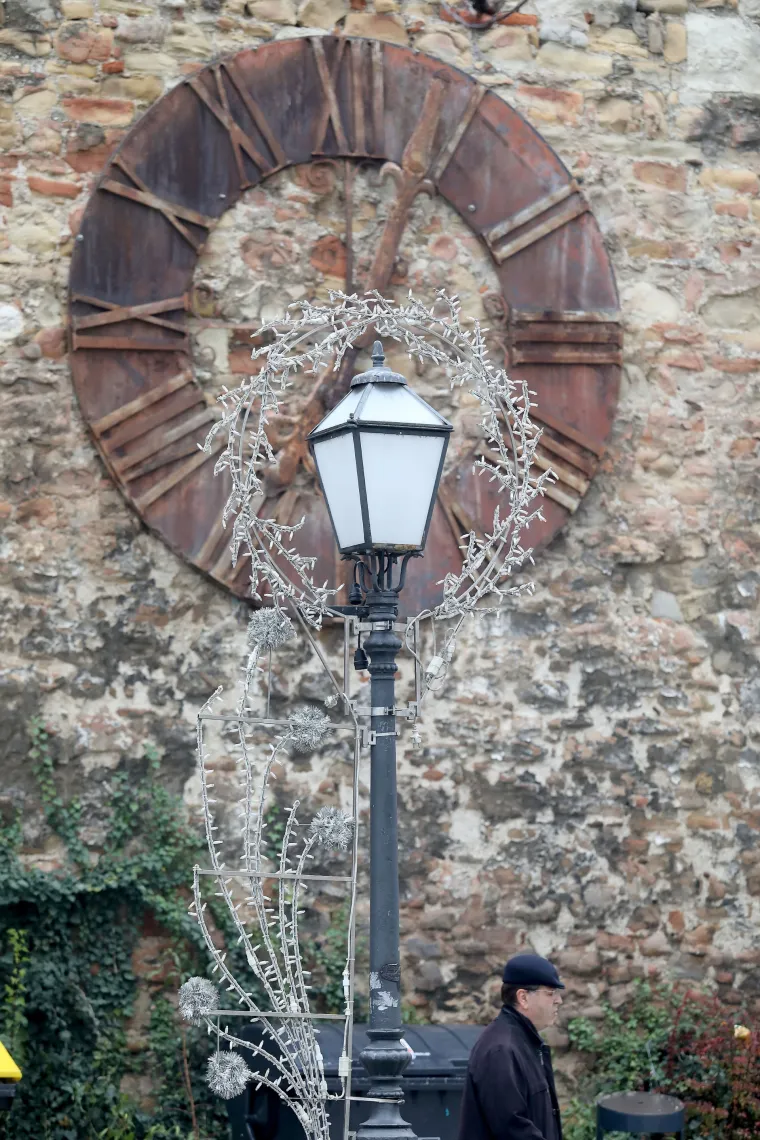 Zagreb se priprema za Božić: Na Kaptolu postavljeni ukrasi