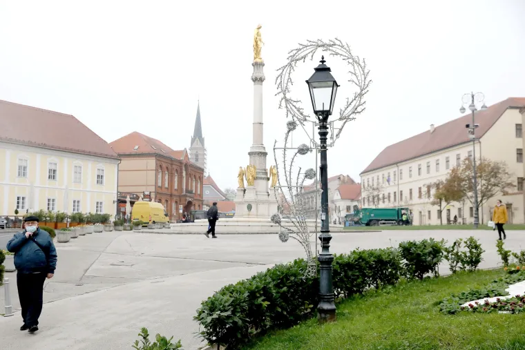 Zagreb se priprema za Božić: Na Kaptolu postavljeni ukrasi