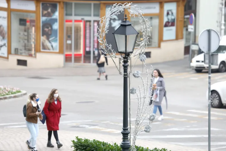 Zagreb se priprema za Božić: Na Kaptolu postavljeni ukrasi