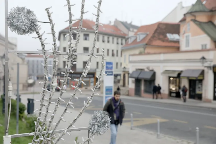 Zagreb se priprema za Božić: Na Kaptolu postavljeni ukrasi