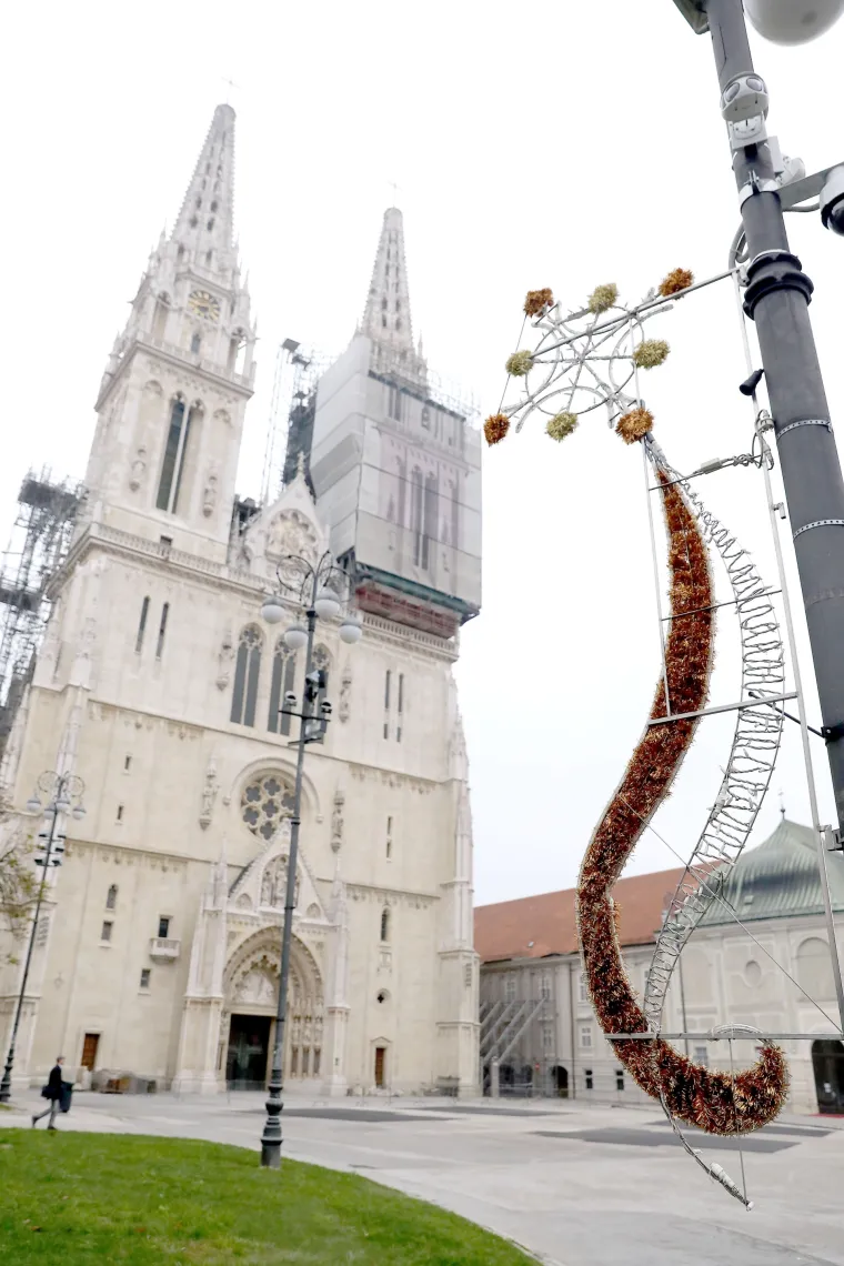 Zagreb se priprema za Božić: Na Kaptolu postavljeni ukrasi