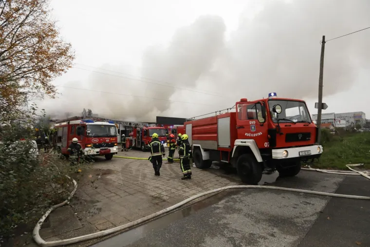 Veliki požar u Sesvetama! Gori skladi&scaron;te, vatrogasci gase s čak 16 vozila