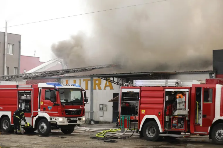 Veliki požar u Sesvetama! Gori skladi&scaron;te, vatrogasci gase s čak 16 vozila