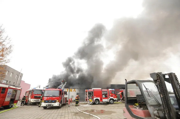 Veliki požar u Sesvetama! Gori skladi&scaron;te, vatrogasci gase s čak 16 vozila