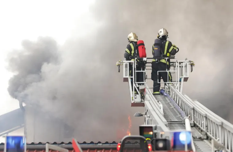 Veliki požar u Sesvetama! Gori skladi&scaron;te, vatrogasci gase s čak 16 vozila