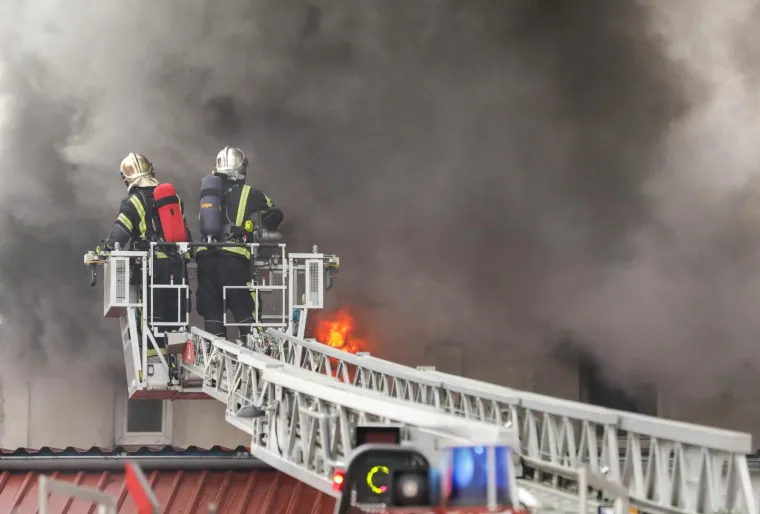 Veliki požar u Sesvetama! Gori skladi&scaron;te, vatrogasci gase s čak 16 vozila