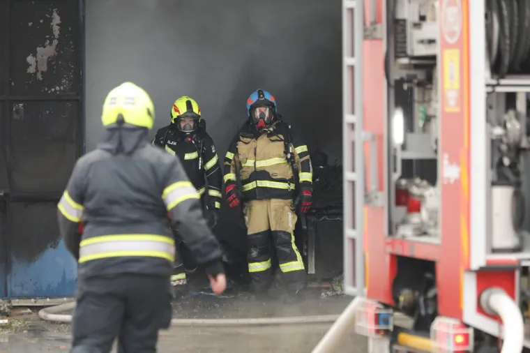 Veliki požar u Sesvetama! Gori skladi&scaron;te, vatrogasci gase s čak 16 vozila