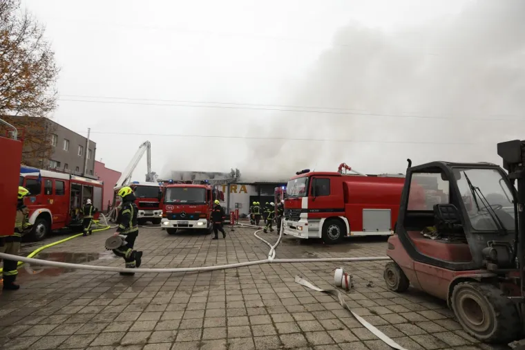Veliki požar u Sesvetama! Gori skladi&scaron;te, vatrogasci gase s čak 16 vozila