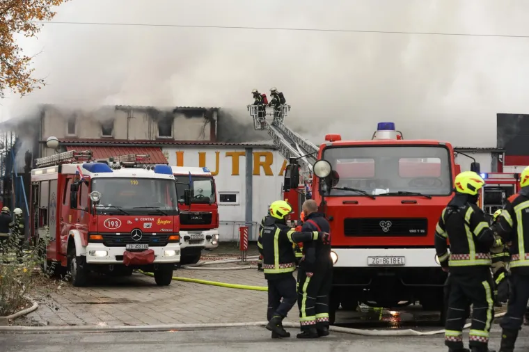 Veliki požar u Sesvetama! Gori skladi&scaron;te, vatrogasci gase s čak 16 vozila