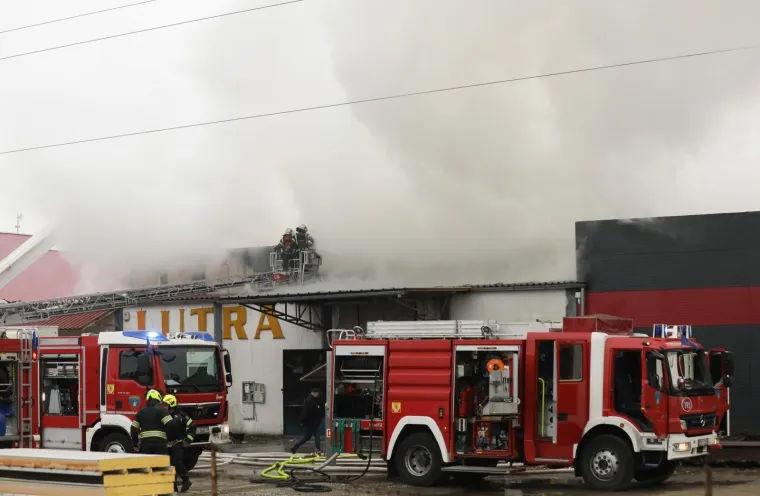 Veliki požar u Sesvetama! Gori skladi&scaron;te, vatrogasci gase s čak 16 vozila