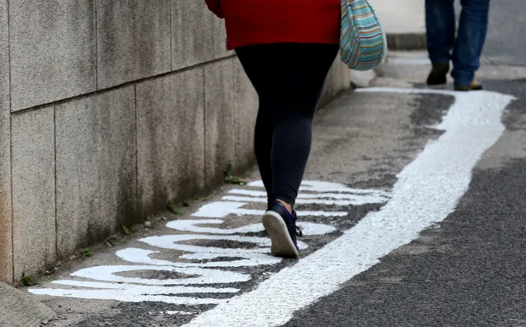 Ako neće milom, hoće silom: Šibenčani si sami nacrtali nogostup