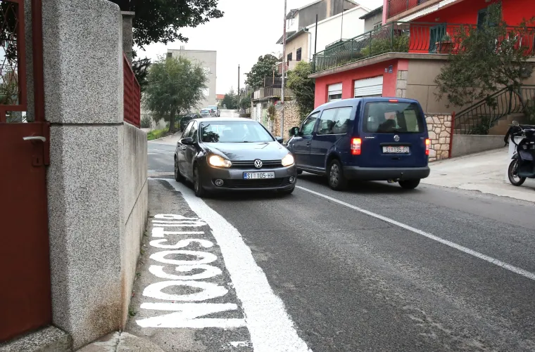 Ako neće milom, hoće silom: Šibenčani si sami nacrtali nogostup