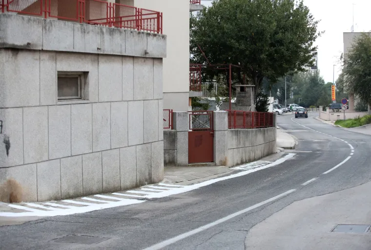 Ako neće milom, hoće silom: Šibenčani si sami nacrtali nogostup