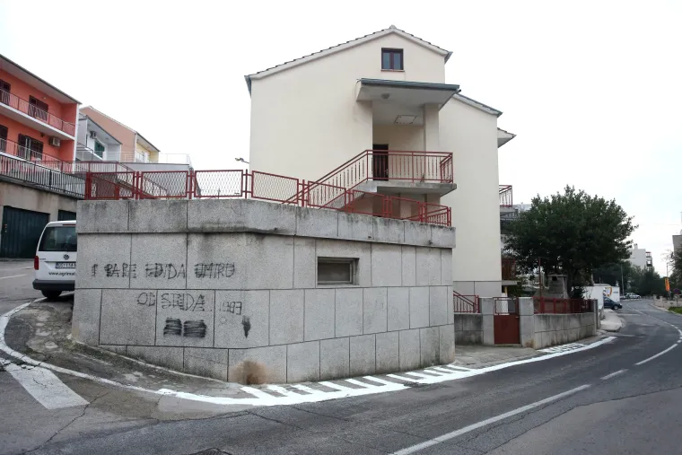Ako neće milom, hoće silom: Šibenčani si sami nacrtali nogostup