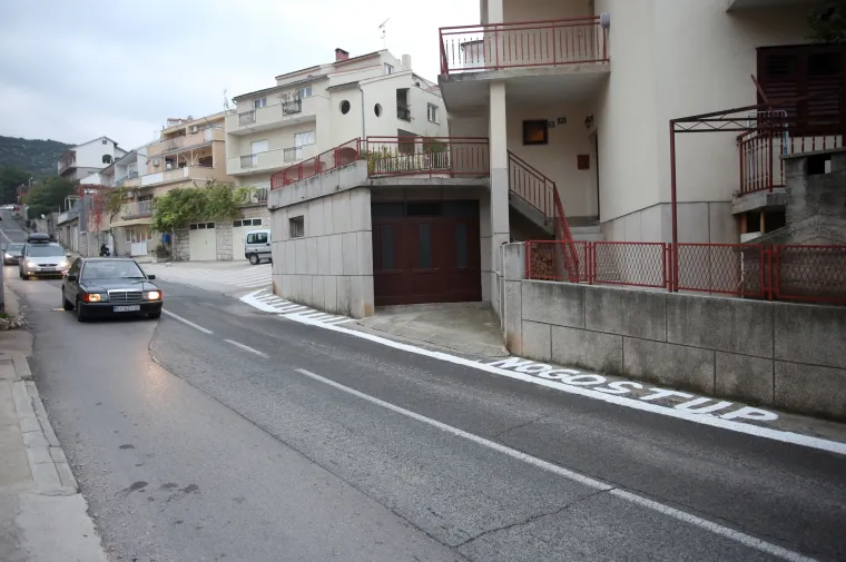 Ako neće milom, hoće silom: Šibenčani si sami nacrtali nogostup