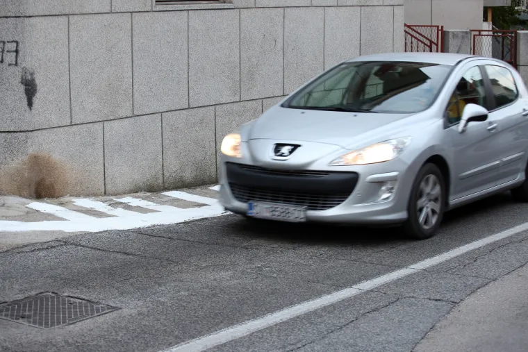 Ako neće milom, hoće silom: Šibenčani si sami nacrtali nogostup