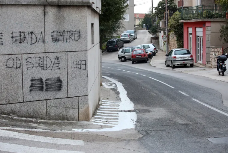 Ako neće milom, hoće silom: Šibenčani si sami nacrtali nogostup