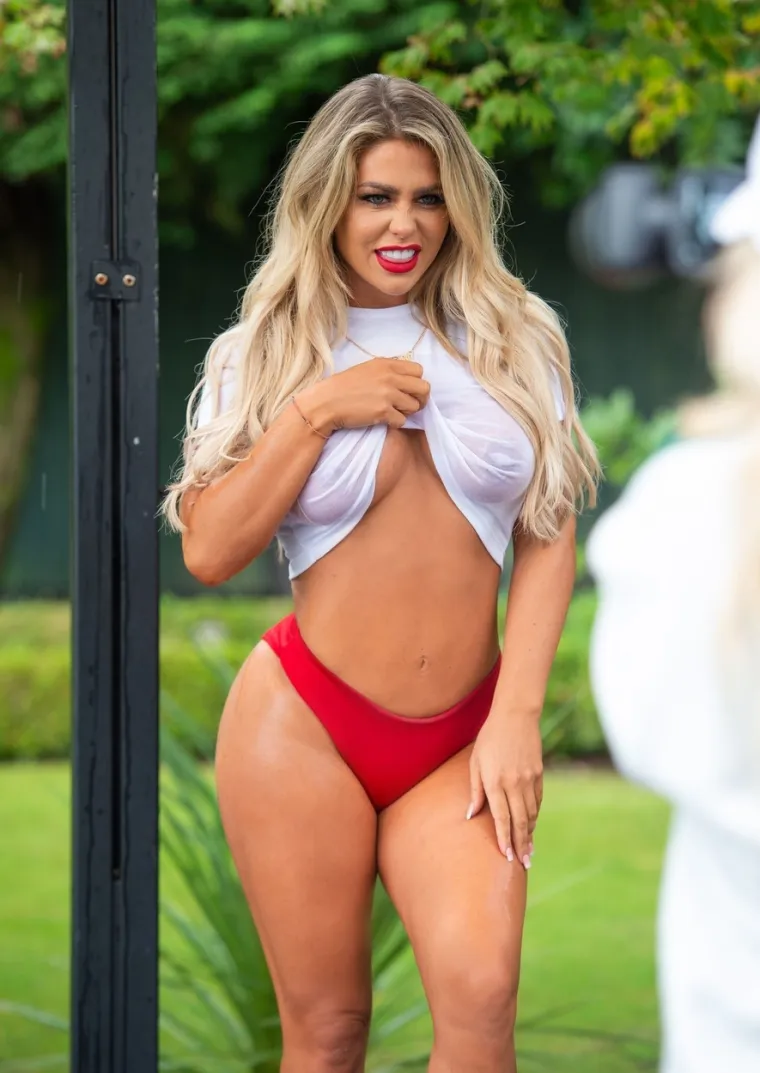 Model i reality zvijezda Bianca Gascoigne oskudno obučena snimala je kalendar za 2021. godinu u Turskoj. Foto: Profimedia