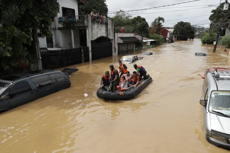 Tajfun Vamco udario Filipine: Tisuće domova poplavljeno, ljudi spa&scaron;avaju ono najvrednije