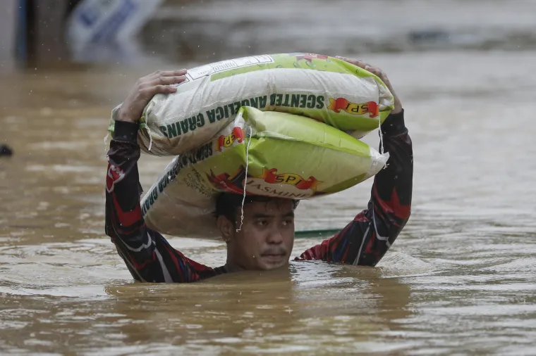 Tajfun Vamco udario Filipine: Tisuće domova poplavljeno, ljudi spa&scaron;avaju ono najvrednije