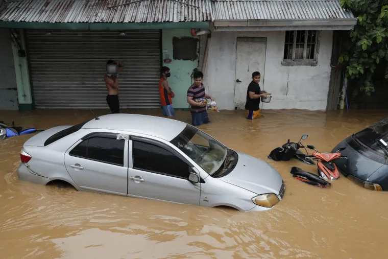 Tajfun Vamco udario Filipine: Tisuće domova poplavljeno, ljudi spa&scaron;avaju ono najvrednije